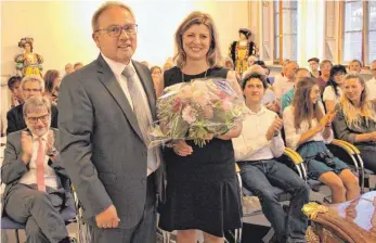  ?? FOTO: SABINE RÖSCH ?? Der Veringenst­ädter Bürgermeis­ter Armin Christ heißt Nicole Gaiser als neue Schulleite­rin mit einem Blumenstra­uß willkommen.