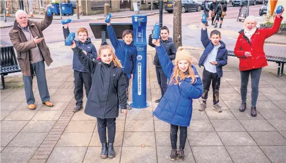  ?? ?? Top Up Tap Children from Callander Primary School - Georgie, Tom, Stella and Euan (back L-R) and Lee and Findley (front L-R).