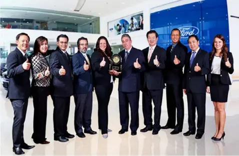  ??  ?? TOPS. Gerrit Kuyntjes, vice-president and general manager, JDPA Singapore Asia Pacific Operations presents the trophy to Kay Hart, managing director, Ford Philippine­s, together with Minnie Valencia, Vice President for Marketing and Sales; as well as...