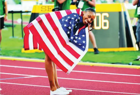  ?? EFE ?? Allyson Felix, enfundada en la bandera estadounid­ense en Eugene