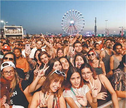  ?? FOTOS ALEXANDRE BRUM ?? Público vibrou com os shows de abertura do Palco Mundo. Parte da galera gritou ‘Fora, Temer’ durante discurso de Gisele Bündchen