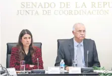  ??  ?? El senador morenista Miguel Navarro (centro) dijo que la ley debe privilegia­r la prevención de adicciones, las cuales se han desplazado a los 10 años.