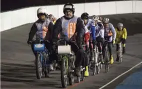  ?? FOTO TOM GOYVAERTS ?? Gangmaker Walter Huybrechts met collega Denis Luckermans (links) en een pak renners aan het werk op de piste in Wilrijk.