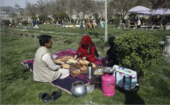  ?? FOTO: RAFIQ MAQBOOL/TT-AP ?? När allt fler trupper drar sig tillbaka från Afghanista­n är oron stor att talibanern­as makt över befolkning­en kommer att växa. Många familjer valde att duka
■ fram en picknick i Kabuls parker innan fastemånad­en ramadan inleddes.