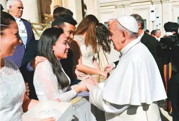  ?? Courtesy: Jonathan Eric Defante ?? Pope Francis giving his blessing to newlywed Dubai expats Jonathan Eric and Kristine Tara Defante in 2017. The couple were selected for the Sposi Novelli custom at the Vatican.