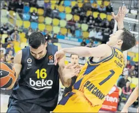  ?? FOTO: EFE ?? Kostas Slaukas, del Fenerbahce, avanza ante Josh Magette, del Herbalife Gran canaria