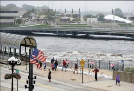  ?? BRANDON POLLOCK — THE COURIER VIA AP ?? People view the flooding on the Cedar River in downtown Waterloo, Iowa, Saturday.