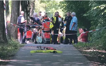  ?? Afp ?? ESCENA. Los bomberos asisten a una pasajera del autobús atacado en Luebeck, en el norte de Alemania.