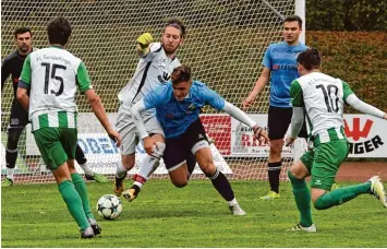  ?? Foto: Brugger ?? Sogar der Gundelfing­er Keeper André Behrens (Dritter von links) tauchte am Ende im Aystetter Strafraum auf und versuchte im Duell mit Emre Kurt den Ball noch für Julian Elze (15) oder Stefan Winkler (10) aufzulegen.