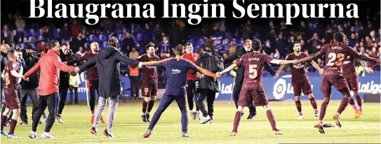  ?? LAVANDEIRA JR/EPA ?? BELUM TERPUTUS: Pemain dan ofisial Barcelona bergandeng­an tangan membentuk lingkaran untuk merayakan gelar La Liga di Riazor kemarin.