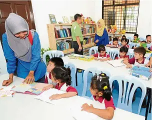  ?? – File photo ?? Kindergart­en children are taught to read at Sudut Ilmu JKKK Bukit Panchor in Penang