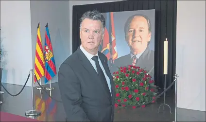  ?? FOTO: PERE PUNTÍ ?? Louis van Gaal estuvo en el espacio memorial dedicado en el Camp Nou a Núñez después de asistir al funeral