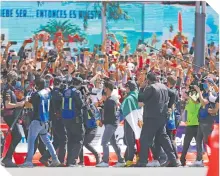  ?? ?? Checo portó por un momento la bandera de nuestro país.