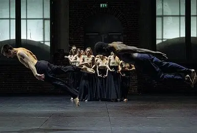  ?? ?? nd
Coreografi­a Con Beethoven 7, Sasha Waltz prosegue la sua ricerca sulla relazione tra danza e musica