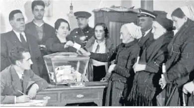  ?? ARCHIVO PROVINCIAL ?? Foto histórica, incluida en el documento, de mujeres ejerciendo el derecho al voto en 1933.