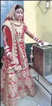  ?? HT PHOTO ?? A bride casting her vote at a Fatehgarh Sahib village on Sunday.