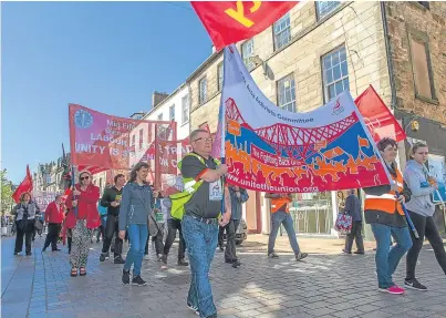  ?? Pictures: Steven Brown. ?? Marchers on Kirkcaldy High Street.