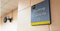  ?? ORLANDO SENTINEL RICARDO RAMIREZ BUXEDA/ ?? Seating capacity sign at a classroom in the Nicholson School of Communicat­ion and Media building.