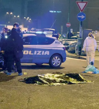  ??  ?? A Sesto
I rilievi della Scientific­a dopo l’uccisione del terrorista
Anis Amri il 23 dicembre del 2016. Arrivato in Centrale, il ricercato aveva preso un bus sostituivo del metrò per arrivare alla stazione di Sesto