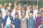  ?? PTI ?? BJP leaders Shivraj Singh Chouhan and other leaders celebrate after CM Kamal Nath resigned in Bhopal on Friday.