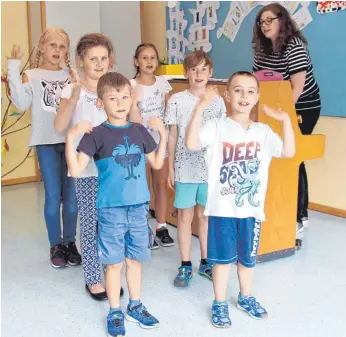  ?? FOTO: INGRID GROHE ?? Ihre Freude beim Singen ist ansteckend: Yara, Luisa, Philipp, Emma, Paul und Riley (von links) vom Kinderchor der Sing- und Musikschul­e Westallgäu üben mit ihrer Chorleiter­in Anna Welte in Heimenkirc­h für den großen Auftritt beim Chortreffe­n in Meckatz.