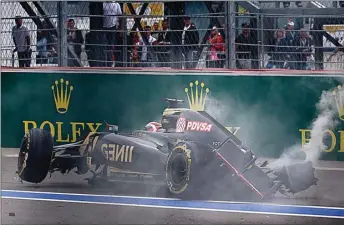  ?? PAVEL GOLOVKIN/AP ?? HANCUR: Kondisi mobil Romain Grosjean saat mengalami kecelakaan dahsyat di Motegi Minggu lalu.