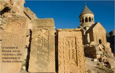  ??  ?? Le monastère de Noravank, avec ses « khatchkars », stèles emblématiq­ues de l’Arménie chrétienne.