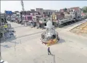  ?? PTI ?? A security personnel guards a deserted roundabout in Sirsa, Haryana on Sunday.