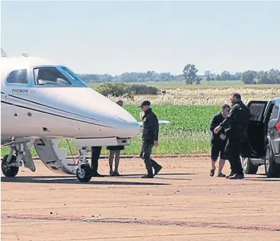  ?? Infoeme ?? Carlos “Indio” Solari, a punto de abordar un vuelo privado, ayer, en Olavarría