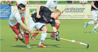  ?? RP-ARCHIVFOTO: DIETER WIECHMANN ?? Nicht einsatzber­eit: Angreifer Tillmann Pohl (links) wird dem GHTC im Spiel beim DHC Hannover aufgrund muskulärer Probleme fehlen.