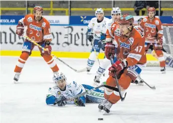  ?? ARCHIVFOTO: FLORIAN WOLF ?? Heute Abend geht es für die Islanders (helle Trikots) gegen den EV Landshut.