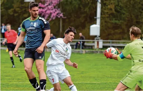  ?? Foto: Marcus Merk ?? Der Ex Stätzlinge­r Dominik Isufi war gegen seinen ehemaligen Verein besonders motiviert. Hier kommt der Aystetter (Mitte) jedoch gegen Daniel Hadwiger und Torhüter Ju lian Baumann zu spät.