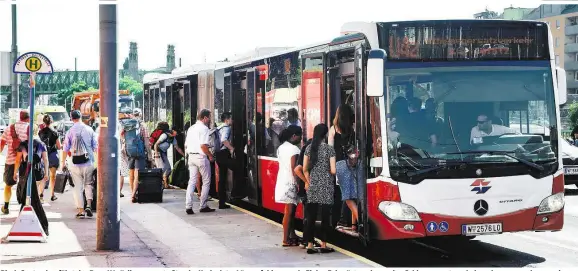  ??  ?? Bis 1. September fährt der Bus „U4z“die gesperrte Strecke Karlsplatz–Längenfeld­gasse ab. Einige Fahrgäste nehmen den Schienener­satzverkeh­r gelassen – andere weniger