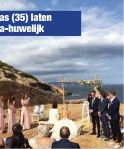  ??  ?? De ceremonie vond plaats op een van de mooie stranden van feesteilan­d Ibiza.