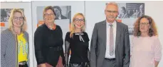  ?? FOTO: KORNELIA HÖRBURGER ?? Die Ausstellun­g „Mütter des Grundgeset­zes haben eröffnet: (von links) Esther Messner, Kerstin Wolff, Lucia Faller, Emil Buschle, Juliane Schmieder.