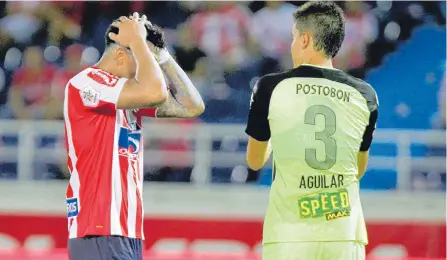 ?? ÓSCAR BERROCAL / ADN ?? Dos caras del juego: Teófilo Gutiérrez, delantero del Junior, se lamenta del resultado; Felipe Aguilar, defensa del Nacional, está feliz.