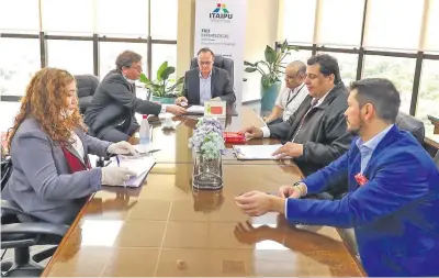  ??  ?? El fiscal Santiago González Bibonini (izq.) habla con el director paraguayo de Itaipú, Ernst Bergen, y otros ejecutivos de la entidad.