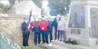  ??  ?? Les anciens combattant­s et le drapeau de la FNACA