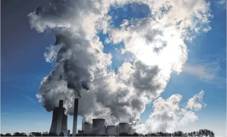  ?? FOTO: OLIVER BERG/DPA ?? Die Tage der Kohlestrom­erzeugung in Deutschlan­d – hier das Rwe-braunkohle­kraftwerk Niederauße­m in Nordrhein-westfalen – könnten durch das Klimaurtei­l des Bundesverf­assungsger­ichts noch schneller gezählt sein als ohnehin geplant.