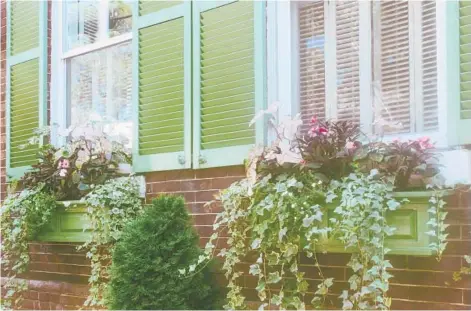  ?? GETTY ?? Instead of hiding your home’s compact footprint, play it up using proportion­al containers and window boxes.