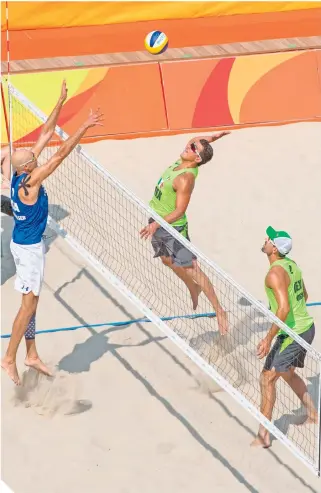  ??  ?? Ilusionada de hacer grandes cosas, la dupla mexicana de voleibol playero. /