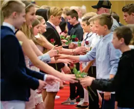  ??  ?? CEREMONI. Niorna var i fokus under avslutning­en i Getingehal­len och fick ta emot rosor från sjundeklas­sarna.