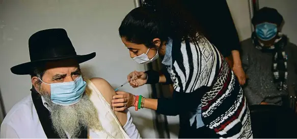  ?? Foto: ČTK ?? Patnáct procent za dva týdny V Izraeli se podařilo za první dva týdny oočkovat 1,37 milionu lidí, to je patnáct procent populace. Tak rychlý start se nikde jinde nepodařil.
