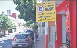  ??  ?? Los 475 estacionam­ientos reservados que hay en Asunción están vencidos. La PMT no puede multar a quienes se detengan en estos lugares, mientras la reserva no sea renovada por la Comuna.