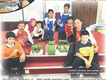  ??  ?? Masa menyeronok­kan apabila pelajar membuat katak origami mereka sendiri Jurulatih bersama para pelajar dan rumah model berskala mereka