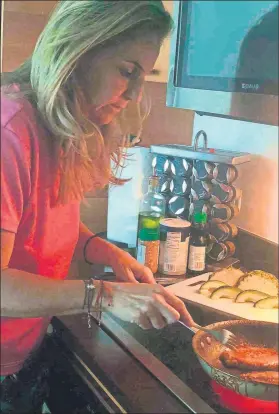  ??  ?? Arantxa Sánchez Vicario dedica más tiempo a cocinar en su confinamie­nto en Miami