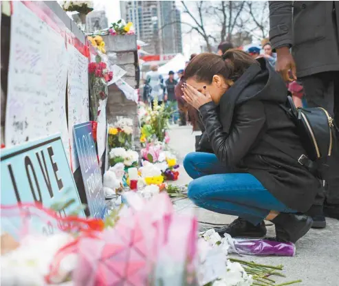  ?? NATHAN DENETTE LA PRESSE CANADIENNE ?? Une femme se recueille près de l’endroit qui a été le théâtre de l’attaque au camion-bélier, lundi.