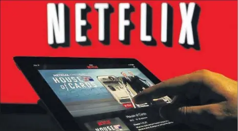  ?? CHRIS RATCLIFFE / BLOOMBERG ?? Un hombre se prepara para ver en una tableta House of cards, la serie estrella de Netflix