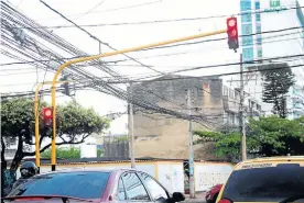  ?? Foto: Carlos Ramirez/la Opinión ?? Ver telarañas de cable colgados de poste a poste en Los Caobos ha generado fuerte contaminac­ión visual./