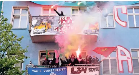  ?? FOTO: DPA ?? Mindestabs­tand nicht gewährleis­tet: Szene vom 1. Mai 2019 in Berlin-Friedrichs­hain.